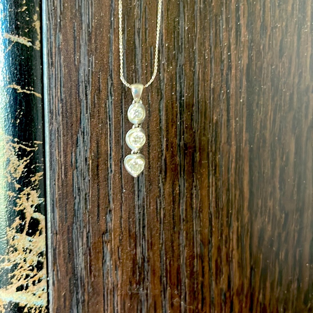 Canadian diamond pendant